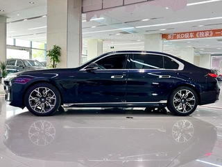 BMW 7 Series 2023 735Li M Sports suit exterior photo 2