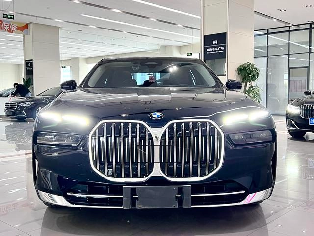 BMW 7 Series 2023 735Li M Sports suit exterior photo 3