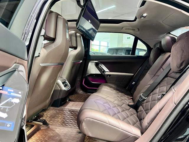 BMW 7 Series 2023 735Li M Sports suit interior photo 8