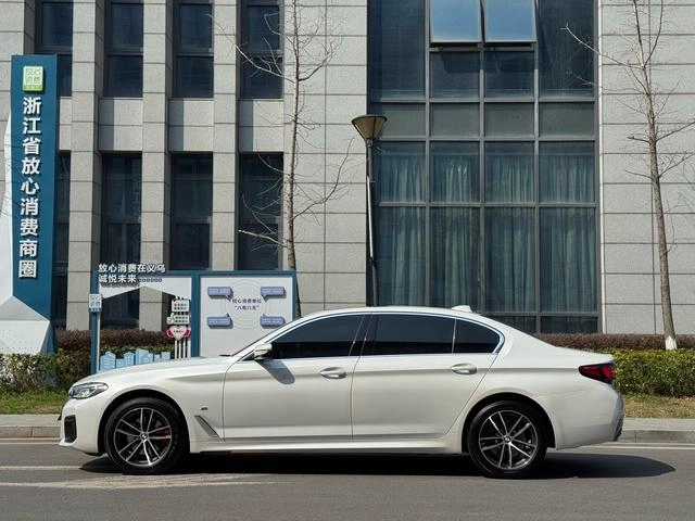 BMW 5 Series 2022 525Li M Sports suit exterior photo 4