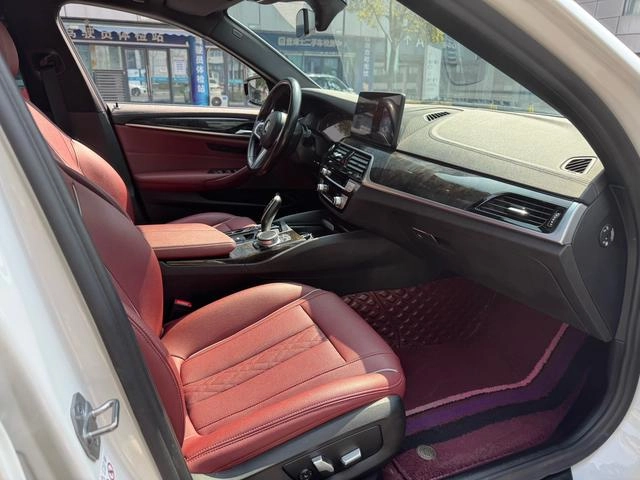 BMW 5 Series 2022 525Li M Sports suit interior photo 9