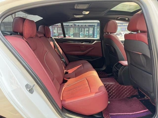 BMW 5 Series 2022 525Li M Sports suit interior photo 10