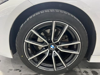 BMW 3 Series 2023 320Li M Conjunto deportivo interior foto 18