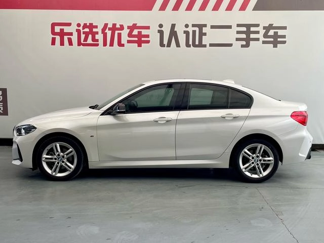 BMW 1 Series 2021 120i M Edición nocturna deportiva exterior foto 3