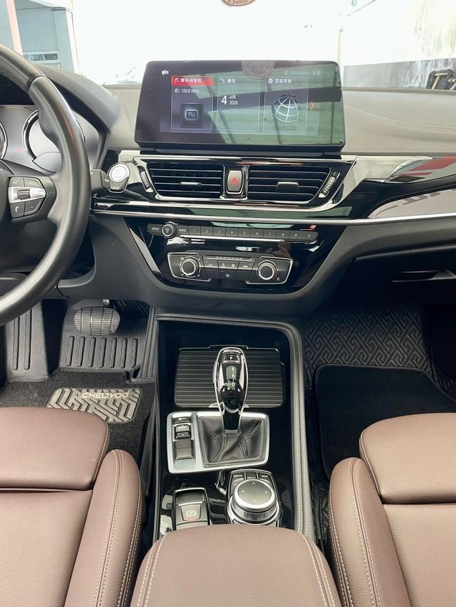 BMW 1 Series 2021 120i M Edición nocturna deportiva interior foto 9