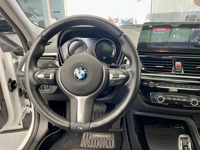 BMW 1 Series 2021 120i M Edición nocturna deportiva interior foto 12