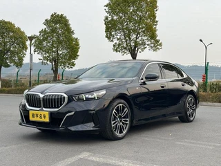 BMW 5 Series 2025 525Li M Sports suit