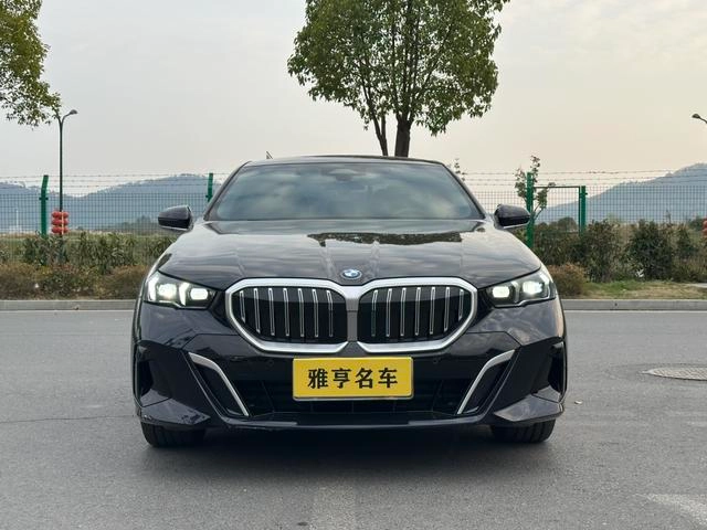 BMW 5 Series 2025 525Li M Ensemble de sport extérieur photo 2