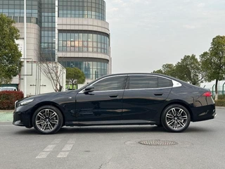 BMW 5 Series 2025 525Li M Ensemble de sport extérieur photo 4