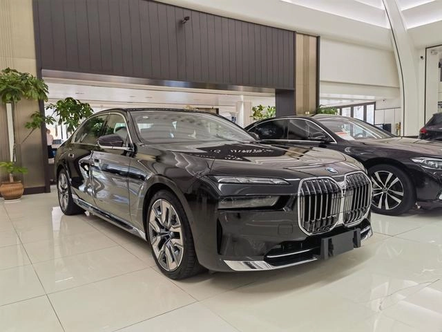 BMW 7 Series 2023 Mise à jour 740Li Type de luxe Ensemble de luxe extérieur photo 3
