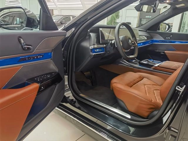 BMW 7 Series 2023 Mise à jour 740Li Type de luxe Ensemble de luxe extérieur photo 4