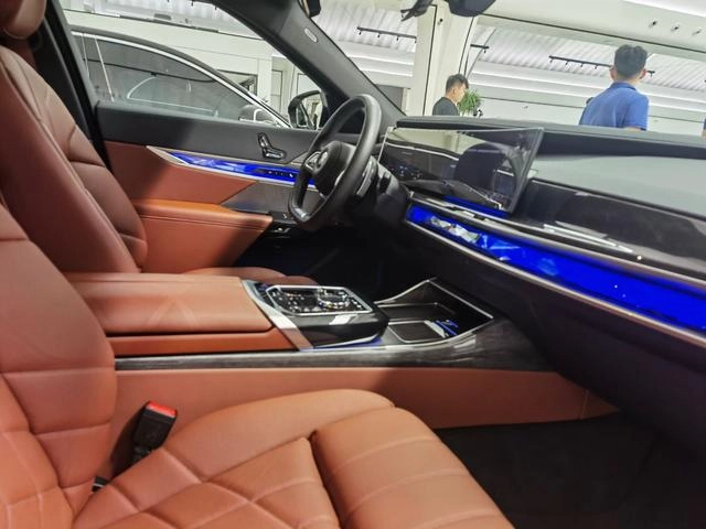 BMW 7 Series 2023 Mise à jour 740Li Type de luxe Ensemble de luxe intérieur photo 11