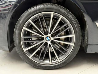 BMW 5 Series 2023 530Li Leader M Ensemble de sport extérieur photo 8