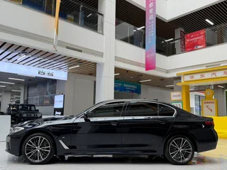 BMW 5 Series 2023 530Li Leader M Ensemble de sport extérieur photo 9