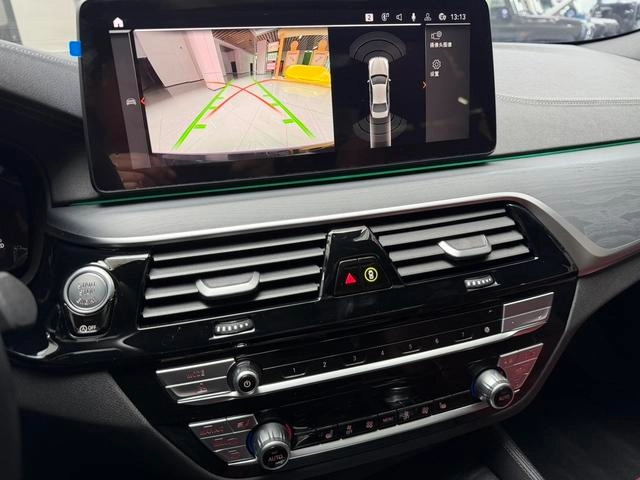BMW 5 Series 2023 530Li Leader M Ensemble de sport intérieur photo 20