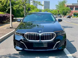 BMW 5 Series 2025 530Li Leading Type M Sports suit exterior photo 2