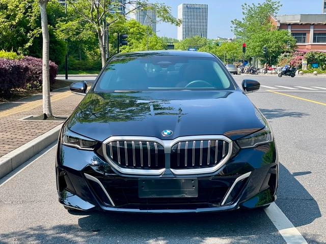 BMW 5 Series 2025 530Li Leading Type M Sports suit exterior photo 2