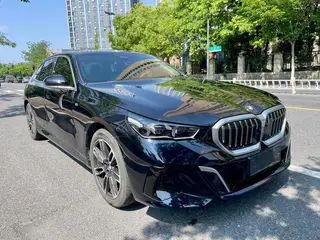 BMW 5 Series 2025 530Li Leading Type M Sports suit exterior photo 3