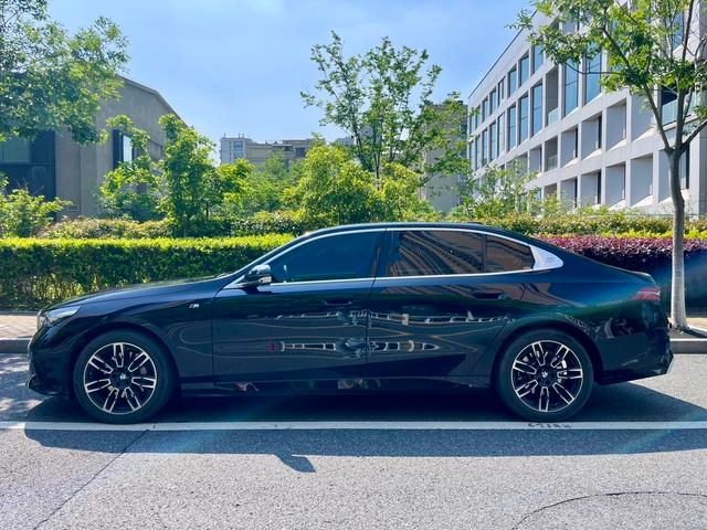 BMW 5 Series 2025 530Li Leading Type M Sports suit exterior photo 4