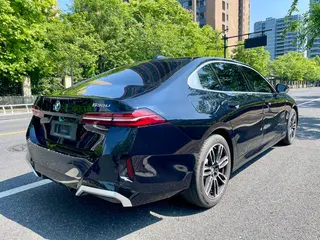 BMW 5 Series 2025 530Li Leading Type M Sports suit exterior photo 7
