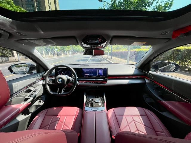 BMW 5 Series 2025 530Li Leading Type M Sports suit exterior photo 8