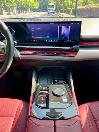 BMW 5 Series 2025 530Li Leading Type M Sports suit exterior photo 10