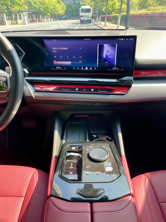 BMW 5 Series 2025 530Li Leading Type M Sports suit exterior photo 10