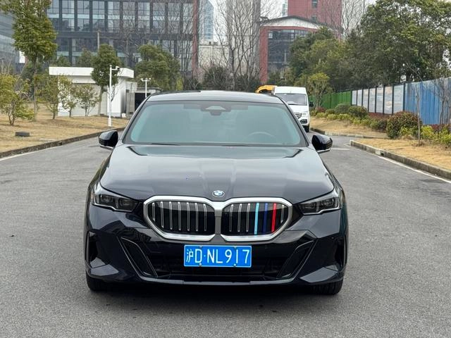 BMW 5 Series 2024 530Li Лидирующий M Спортивный костюм экстерьер фото 2