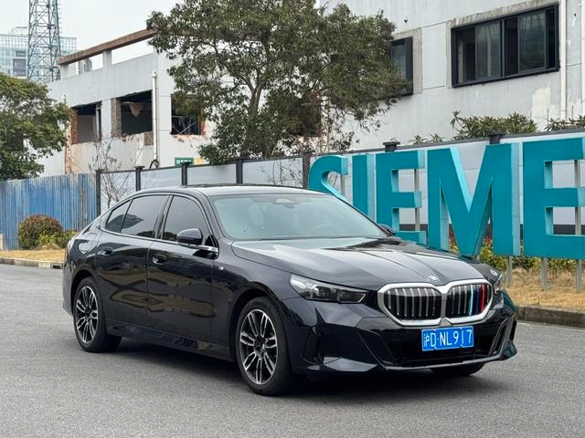 BMW 5 Series 2024 530Li Лидирующий M Спортивный костюм экстерьер фото 3