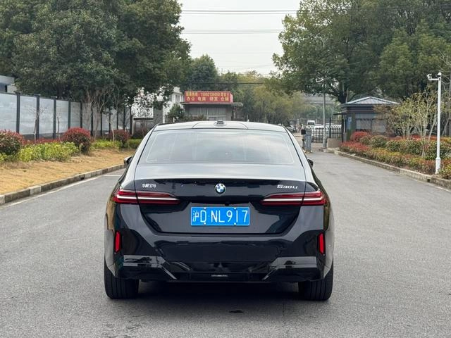 BMW 5 Series 2024 530Li Лидирующий M Спортивный костюм экстерьер фото 5