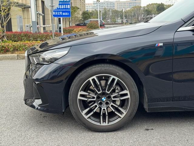 BMW 5 Series 2024 530Li Лидирующий M Спортивный костюм экстерьер фото 9