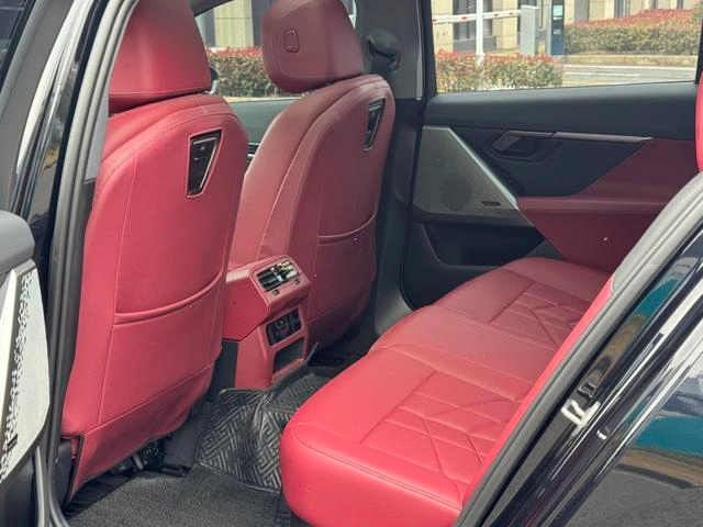 BMW 5 Series 2024 530Li Лидирующий M Спортивный костюм интерьер фото 12