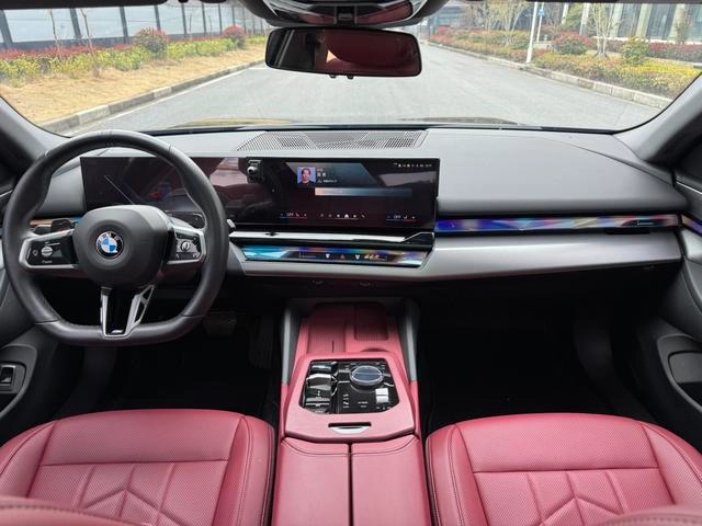BMW 5 Series 2024 530Li Лидирующий M Спортивный костюм интерьер фото 13