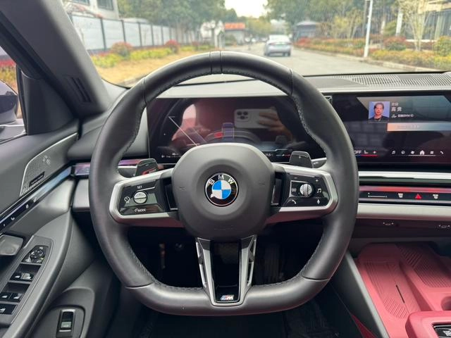 BMW 5 Series 2024 530Li Лидирующий M Спортивный костюм интерьер фото 14