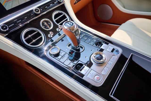 Bentley Continental 2024 4.0T GT V8 интерьер фото 17