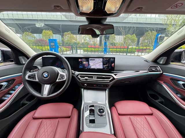BMW 3 Series 2023 325Li M Спортивный ночной костюм интерьер фото 10