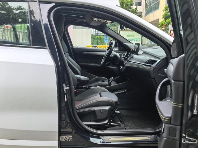BMW X2 2023 sDrive25i Obsidian Yi Edition interior photo 9