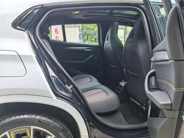 BMW X2 2023 sDrive25i Obsidian Yi Edition interior photo 10