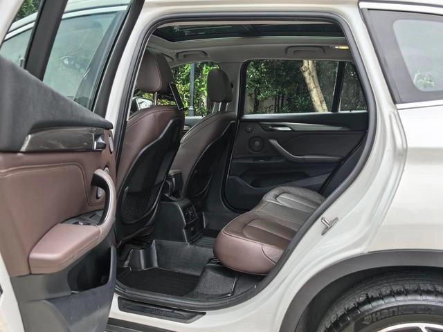 BMW X2 2023 sDrive25i Obsidian Yi Edition interior photo 12