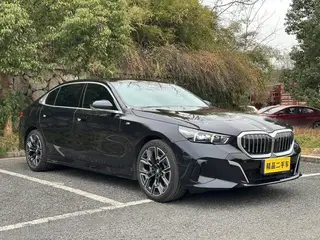 BMW 5 Series 2025 Mise à jour 530Li Type de luxe M Ensemble de sport extérieur photo 3