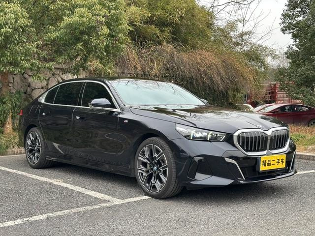 BMW 5 Series 2025 Mise à jour 530Li Type de luxe M Ensemble de sport extérieur photo 3