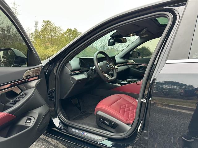 BMW 5 Series 2025 Mise à jour 530Li Type de luxe M Ensemble de sport extérieur photo 5