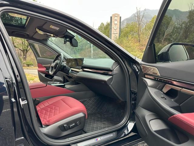 BMW 5 Series 2025 Mise à jour 530Li Type de luxe M Ensemble de sport intérieur photo 11