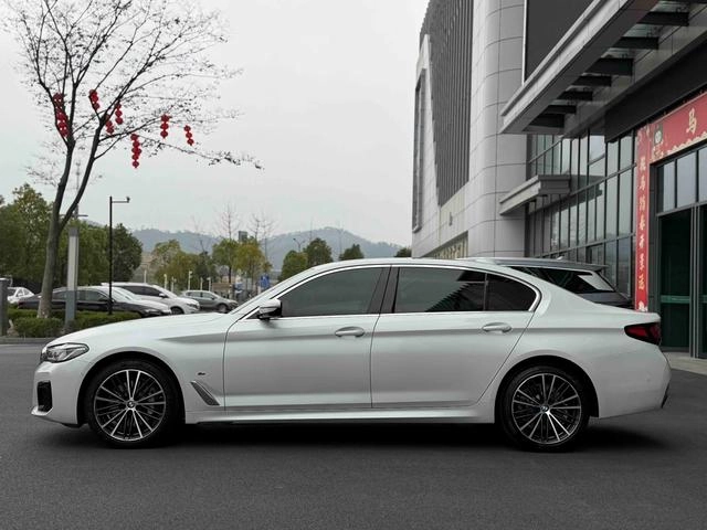 BMW 5 Series 2022 Reforma 530Li Líder M Conjunto deportivo exterior foto 3