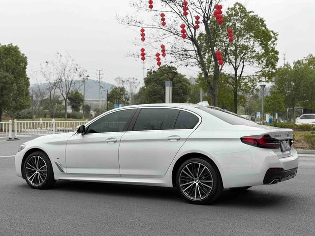 BMW 5 Series 2022 Reforma 530Li Líder M Conjunto deportivo exterior foto 4