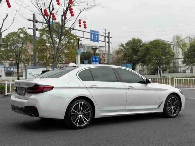 BMW 5 Series 2022 Reforma 530Li Líder M Conjunto deportivo exterior foto 5