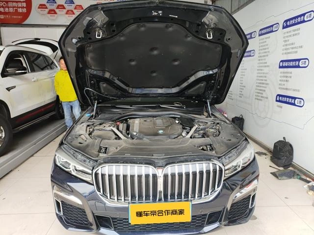 BMW 7 Series 2021 740Li Leading Type M Sports suit exterior photo 2