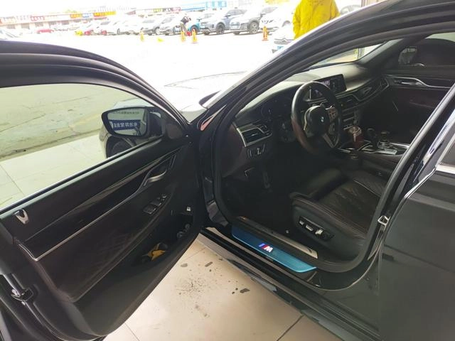 BMW 7 Series 2021 740Li Leading Type M Sports suit exterior photo 4