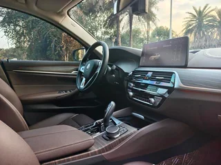 BMW 5 Series 2021 530Li Leader Ensemble de luxe intérieur photo 12