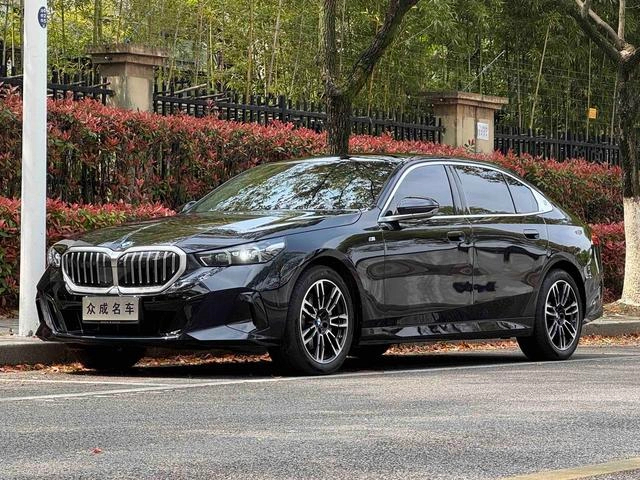 BMW 5 Series 2025 530Li Líder M Conjunto deportivo exterior foto 1 BMW 5 Series 2025 530Li Líder M Conjunto deportivo exterior foto 1